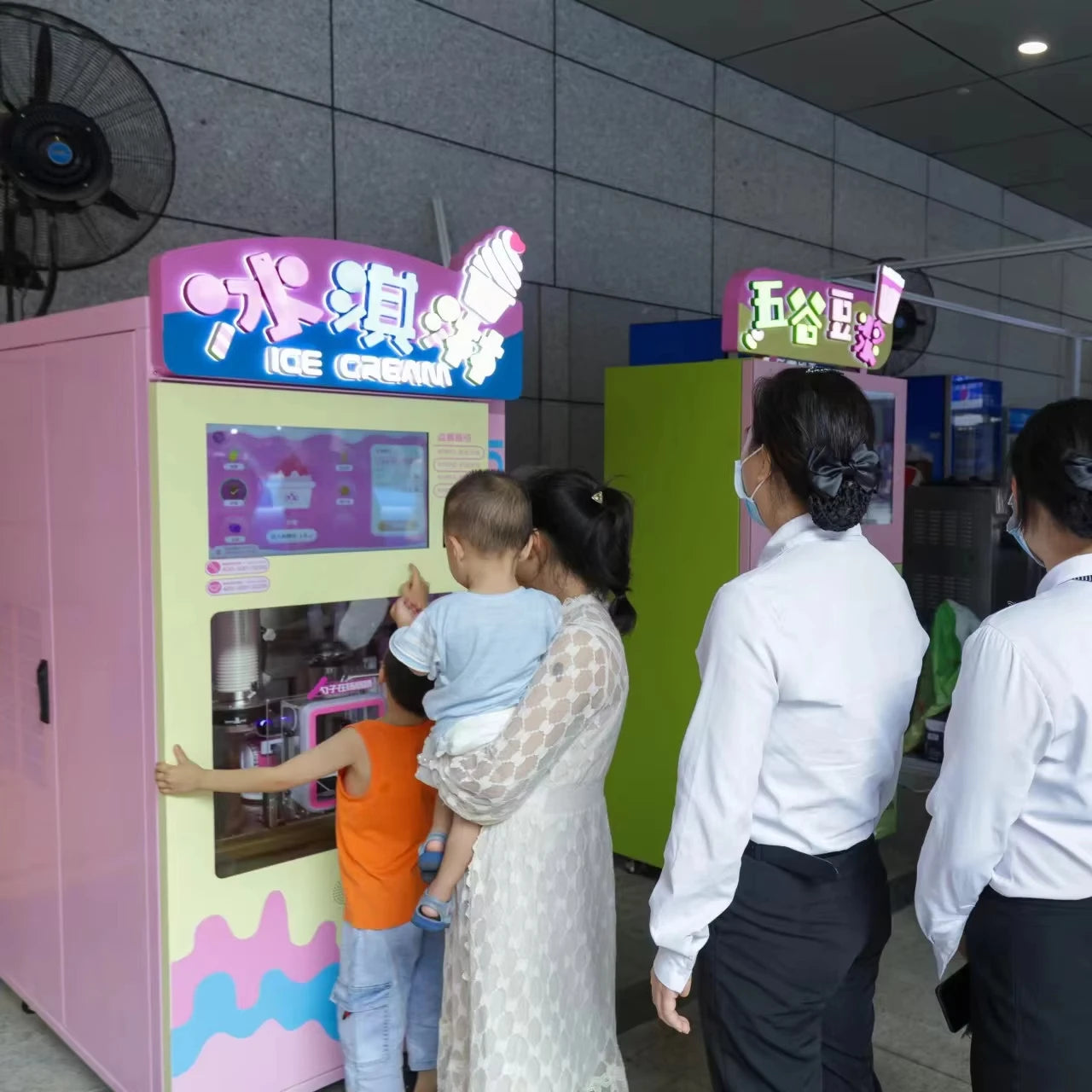 Customized Smart Business Self Service Ice Cream Vending Robot Automatic Metal Machine with SDK Function Commercial Equipment