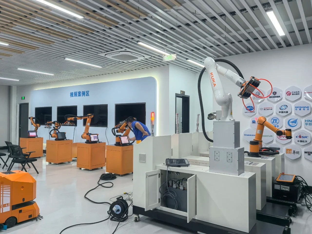 UR30 Robot Collaborative Robot Payload of 35kg Working Radius of 1300mm for Handling and Heavy Palletizing IP65 High Performance - Image 15